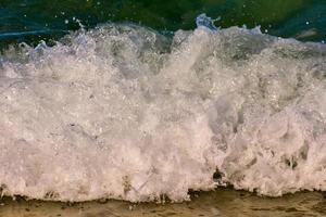 vagues se brisant sur le rivage photo