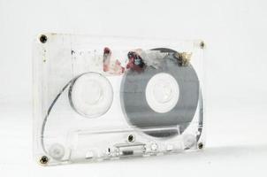 Vieille cassette sur fond blanc photo