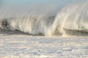 énormes vagues de la mer photo