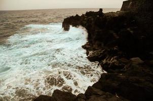vagues se brisant sur les rochers photo