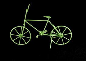 Vélo jouet sur fond vert photo