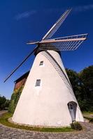moulin à vent traditionnel sous un ciel bleu clair photo