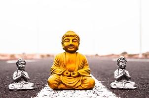 petites statues de bouddha sur la route photo