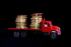 Camion jouet sur fond noir photo