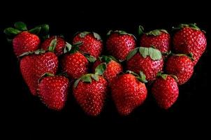 fraises sur fond noir photo