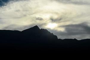 montagnes au coucher du soleil photo