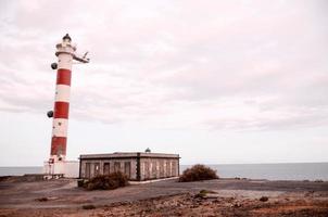 phare en bord de mer photo