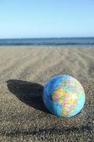 globe dans le sable photo