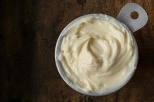 mayonnaise à l'avocat dans une tasse à mesurer photo