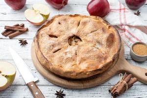 tarte aux pommes maison avec des pommes rouges fraîches photo