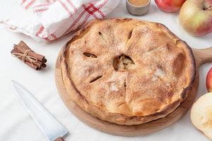 tarte aux pommes maison avec des pommes rouges fraîches photo