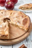 tarte aux pommes maison avec des pommes rouges fraîches photo