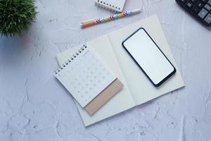 vue de dessus du calendrier et du smartphone avec écran blanc sur la table, photo