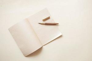 vieux papier vide et stylo plume sur table photo