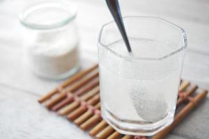 graines de psyllium dans un récipient en verre sur la table photo