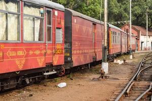 vue sur l'autocar de train jouet depuis le milieu de la voie ferrée pendant la journée près de la gare de kalka en inde, vue sur l'autocar de train jouet, jonction ferroviaire indienne, industrie lourde photo