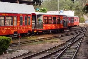 vue sur l'autocar de train jouet depuis le milieu de la voie ferrée pendant la journée près de la gare de kalka en inde, vue sur l'autocar de train jouet, jonction ferroviaire indienne, industrie lourde photo