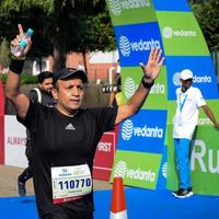 new delhi, inde - 16 octobre 2022 - course de semi-marathon vedanta delhi après covid dans laquelle les participants au marathon sont sur le point de franchir la ligne d'arrivée, semi-marathon de delhi 2022 photo