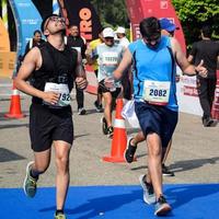 new delhi, inde - 16 octobre 2022 - course de semi-marathon vedanta delhi après covid dans laquelle les participants au marathon sont sur le point de franchir la ligne d'arrivée, semi-marathon de delhi 2022 photo