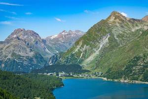 vue sur le col de la maloja dans la vallée de l'engadine suisse. début de la rivière de l'auberge photo