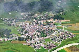 village de zuoz dans la vallée de l'engadine suisse photo