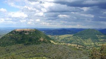 vue sur le ciel nuageux au sommet de la montagne au point de pique-nique de toowoomba belvédère sur la crête de la grande chaîne de division autour de 700 mètres à 2 300 pieds au-dessus du niveau de la mer, queensland, australie. photo