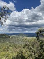 vue sur le ciel nuageux au sommet de la montagne au point de pique-nique de toowoomba belvédère sur la crête de la grande chaîne de division, à environ 700 mètres à 2 300 pieds au-dessus du niveau de la mer, queensland, australie. photo