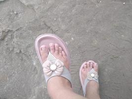 c'est le pied d'une femme portant des pantoufles debout à bord de la marche photo