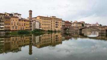 florence, vue sur le fleuve arno photo