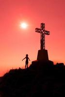 traverser au sommet d'une montagne avec une femme à bras ouverts photo