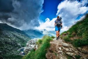 Randonneur femme solitaire dans un chemin de montagne photo