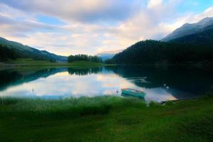 bateau amarré dans un lac alpin en suisse photo