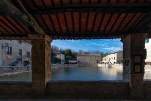 bagno vignoni. une piscine naturelle au milieu des maisons d'un village du val d'orcia photo