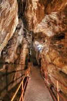 Passage dans les grottes calcaires touristiques de la vallée de la brembana Bergame Italie photo