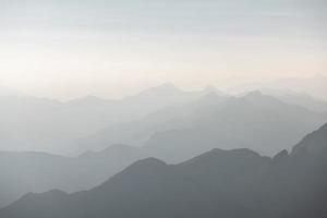 lignes de montagne vers la distance dans le ciel photo