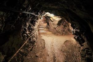 Dans l'intérieur des grottes calcaires de la vallée de la Brembana Bergame Italie photo