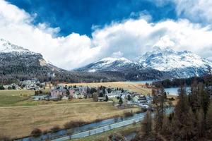 Le village de Sils Maria dans la vallée de l'Engadine près de Sankt Moritz en Suisse photo