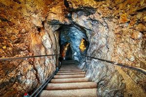 grottes calcaires souterraines avec escaliers pour faire du tourisme photo