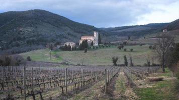 abbaye de sant'antimo en toscane avec les vignobles à proximité photo