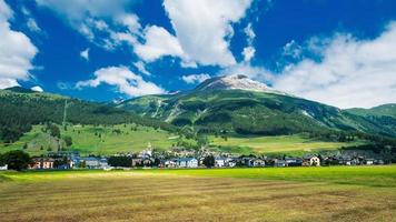 la petite ville de celerina près de saint moritz dans la vallée de l'engadine photo