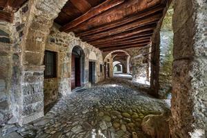 porche de cornello dei tasso. ancien village de la vallée de la brembana bergame italie photo