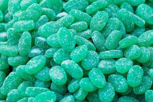 bonbons à la menthe à la gelée verte saupoudrés de sucre photo