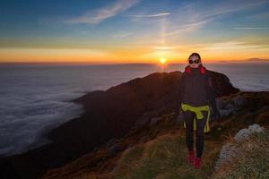 fille au coucher du soleil dans les montagnes sur les hauteurs photo