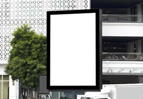 panneau d'affichage de poteau extérieur avec écran blanc simulé sur fond de vue sur la ville et chemin de détourage photo