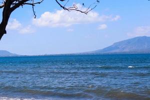 belle vue sur la plage de cacalan banyuwangi avec les montagnes en arrière-plan photo