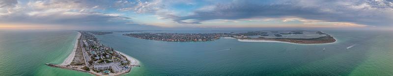 panorama de drones sur la plage de pass-a-grille sur l'île au trésor et la région de pine key à st. petersburg en floride pendant le coucher du soleil photo