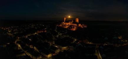 image des ruines illuminées du château de muenzenberg en allemagne le soir photo