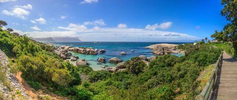 Photo panoramique sur la plage de Boulders en Afrique du Sud