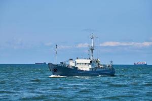 navire d'étude, patrouilleur de navire de recherche naviguant dans la mer baltique bleu vif, patrouilleur de la marine photo