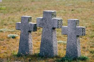 Croix de pierre au cimetière militaire allemand, Russie, Europe photo